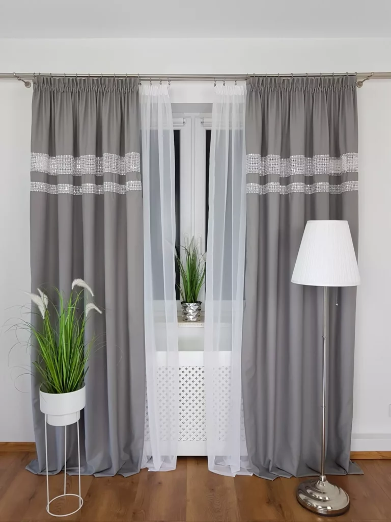 Zasłony jasnoszare z cyrkoniami 2x 145x250 cm