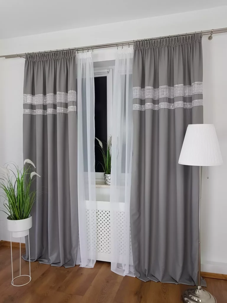 Zasłony jasnoszare z cyrkoniami 2x 145x250 cm