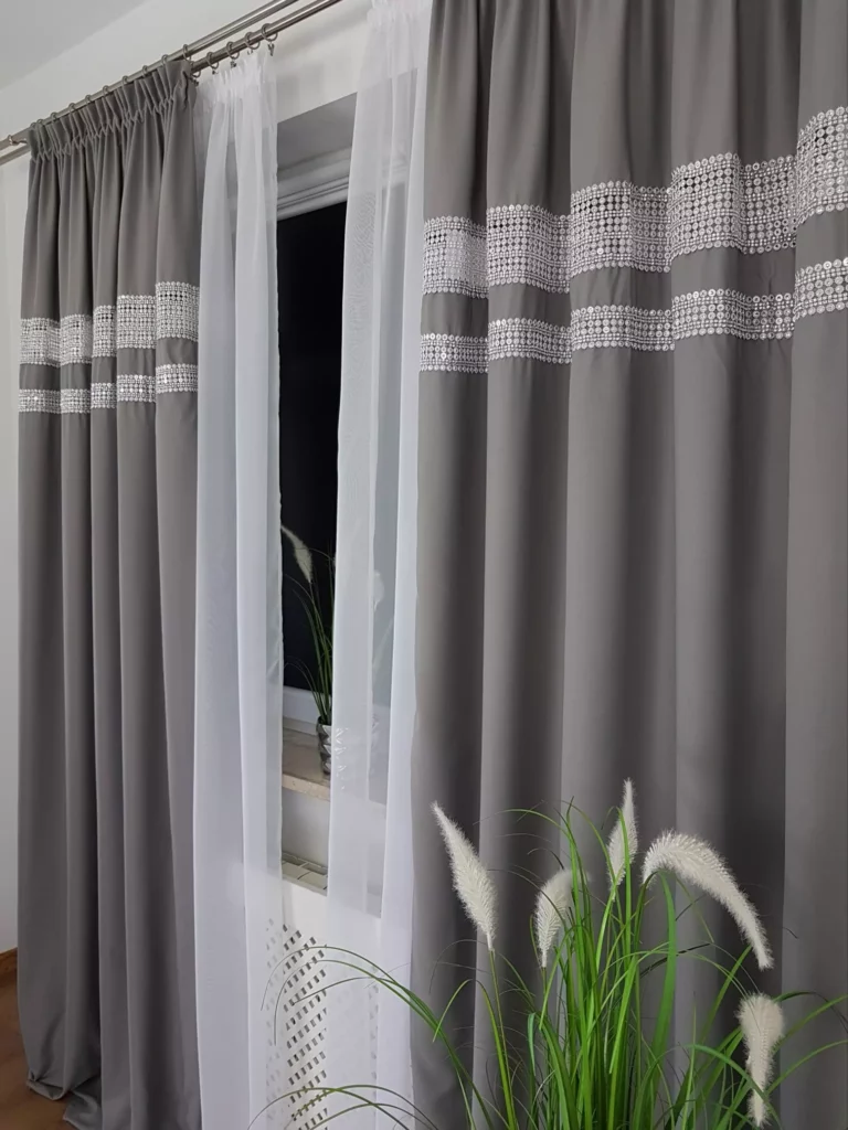 Zasłony jasnoszare z cyrkoniami 2x 145x250 cm