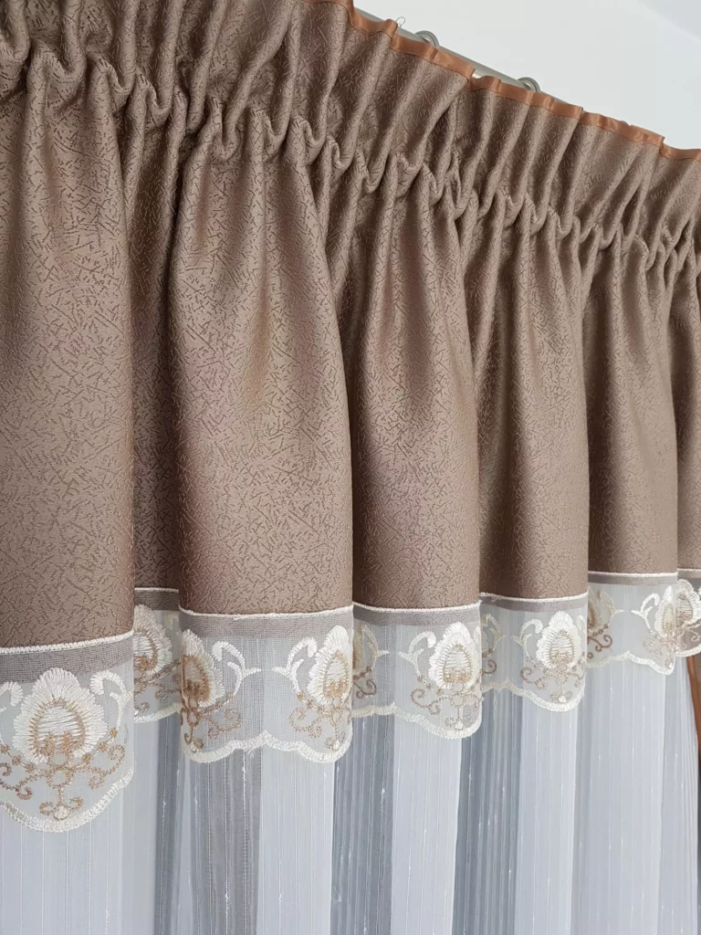 Firana, zestaw okienny z zasłonami zdobiony haftem- brązowy