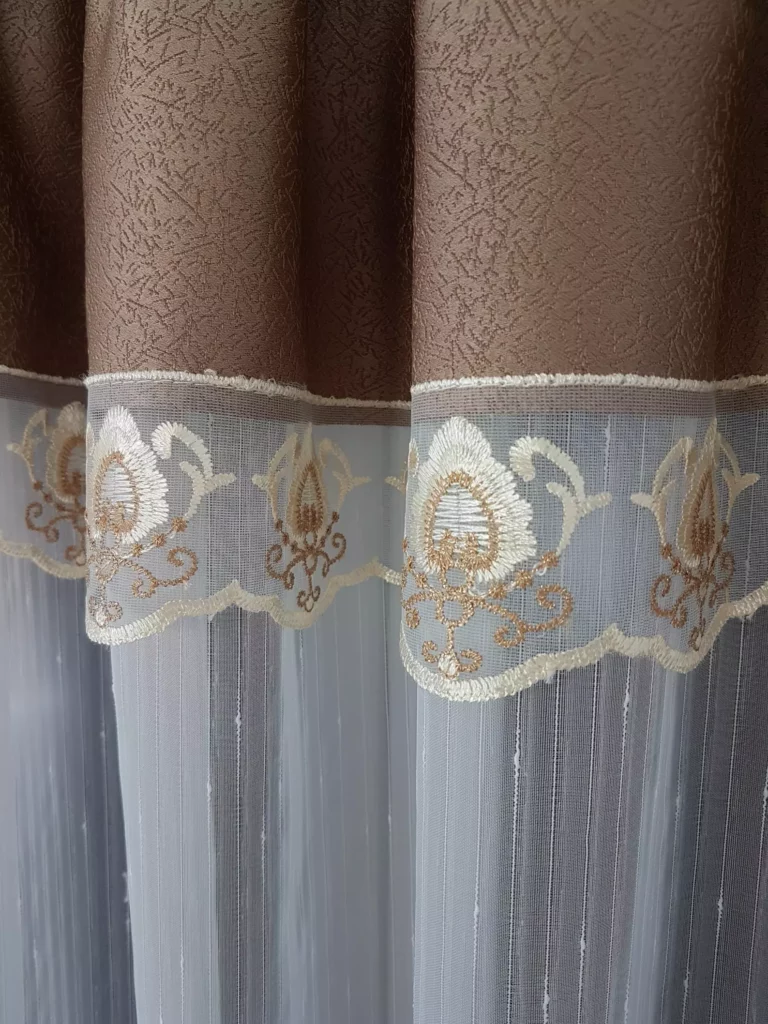 Firana, zestaw okienny z zasłonami zdobiony haftem- brązowy
