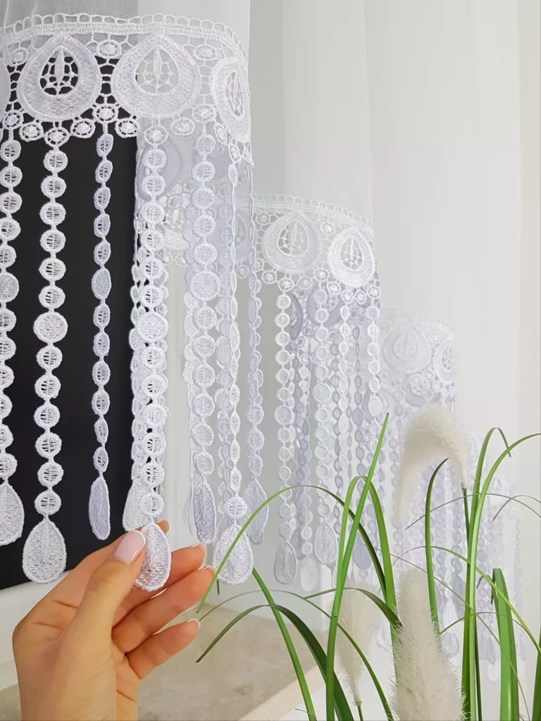 Firana dekoracyjna w łuk z cyrkoniami i szeroką gipiurą  – 400x160 cm