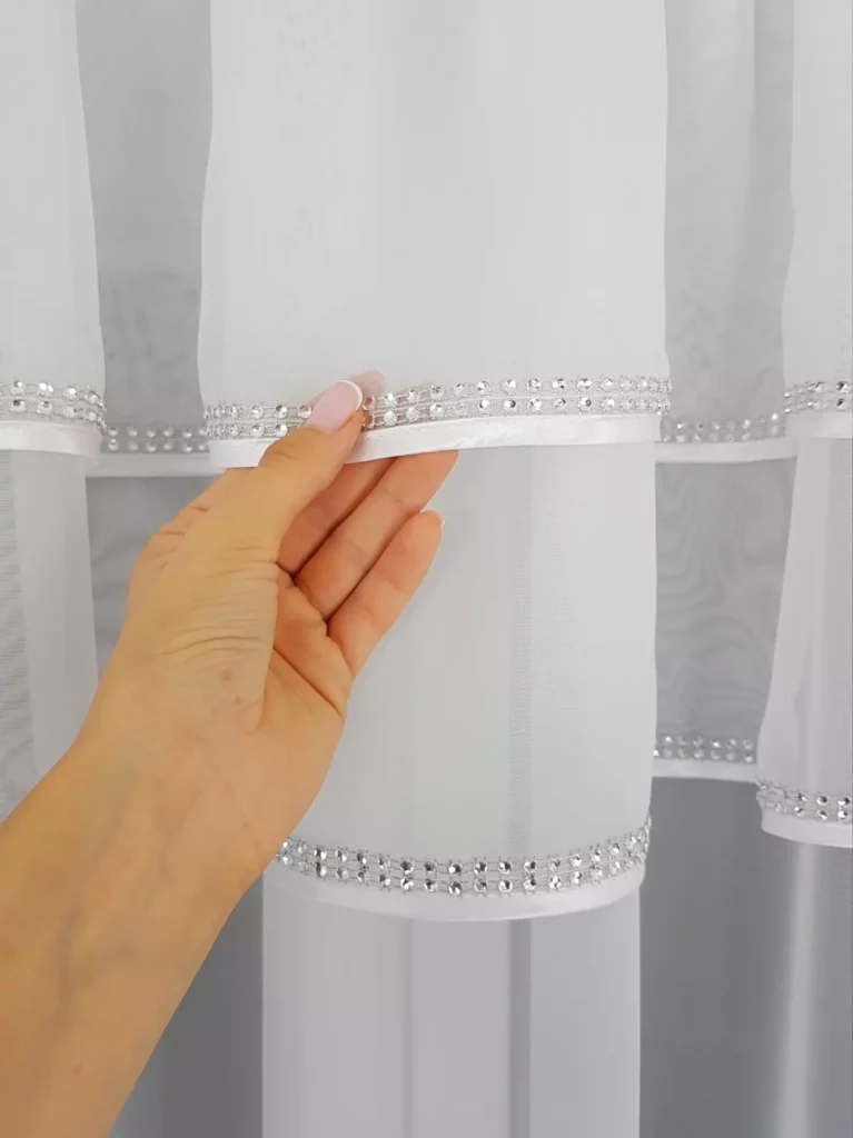 Firana dekoracyjna w łuk z cyrkoniami i szeroką gipiurą  – 400x160 cm