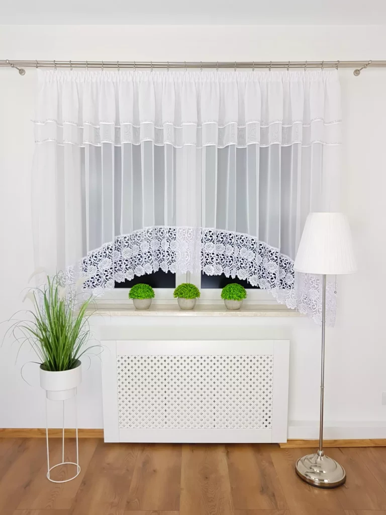 Firana dekoracyjna w łuk z cyrkoniami i szeroką gipiurą w kwiaty  – 400x160 cm