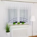 Firana dekoracyjna w łuk z cyrkoniami i szeroką gipiurą w kwiaty  – 400x160 cm
