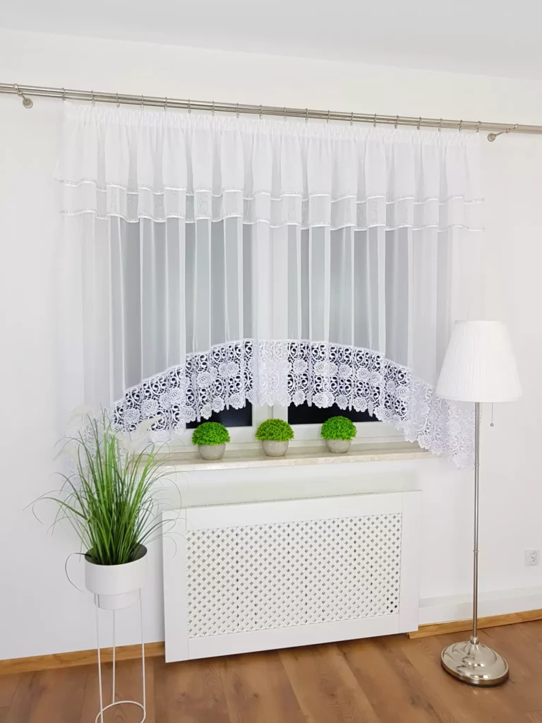 Firana dekoracyjna w łuk z cyrkoniami i szeroką gipiurą w kwiaty  – 400x160 cm