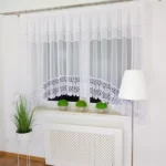 Firana dekoracyjna w łuk z cyrkoniami i szeroką gipiurą w kwiaty  – 400x160 cm