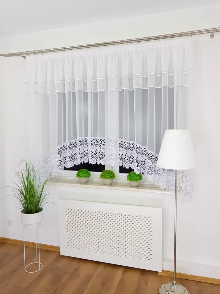 Firana dekoracyjna w łuk z cyrkoniami i szeroką gipiurą w kwiaty  – 400x160 cm