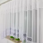 Firana dekoracyjna w łuk z cyrkoniami i szeroką gipiurą w kwiaty  – 400x160 cm