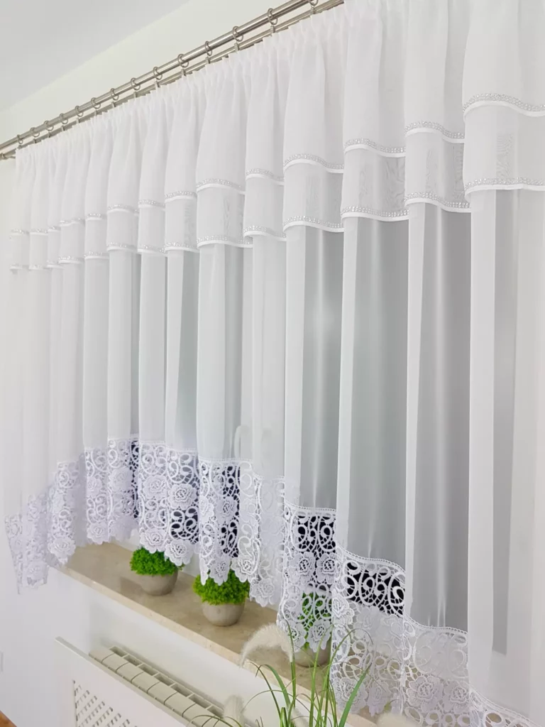 Firana dekoracyjna w łuk z cyrkoniami i szeroką gipiurą w kwiaty  – 400x160 cm