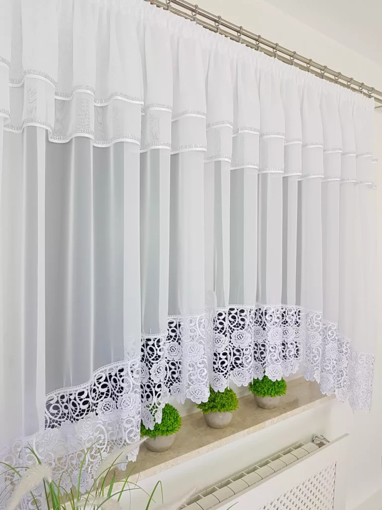 Firana dekoracyjna w łuk z cyrkoniami i szeroką gipiurą w kwiaty  – 400x160 cm