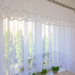 Firana dekoracyjna w łuk z cyrkoniami i szeroką gipiurą w kwiaty  – 400x160 cm