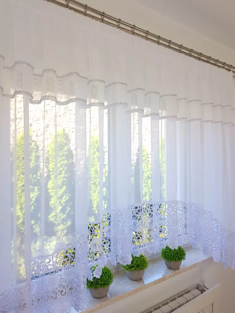 Firana dekoracyjna w łuk z cyrkoniami i szeroką gipiurą w kwiaty  – 400x160 cm