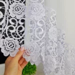 Firana dekoracyjna w łuk z cyrkoniami i szeroką gipiurą w kwiaty  – 400x160 cm