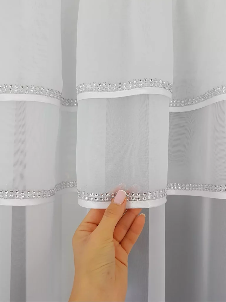 Firana dekoracyjna w łuk z cyrkoniami i szeroką gipiurą w kwiaty  – 400x160 cm