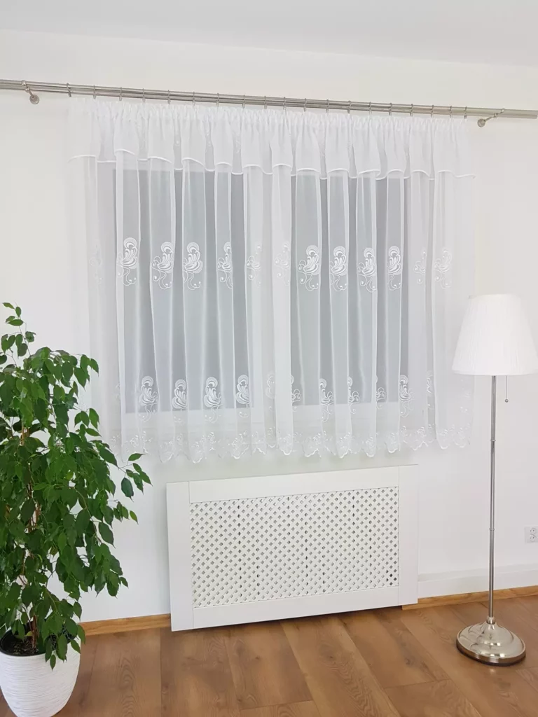 Prosta firana gotowa z haftem 400x150cm