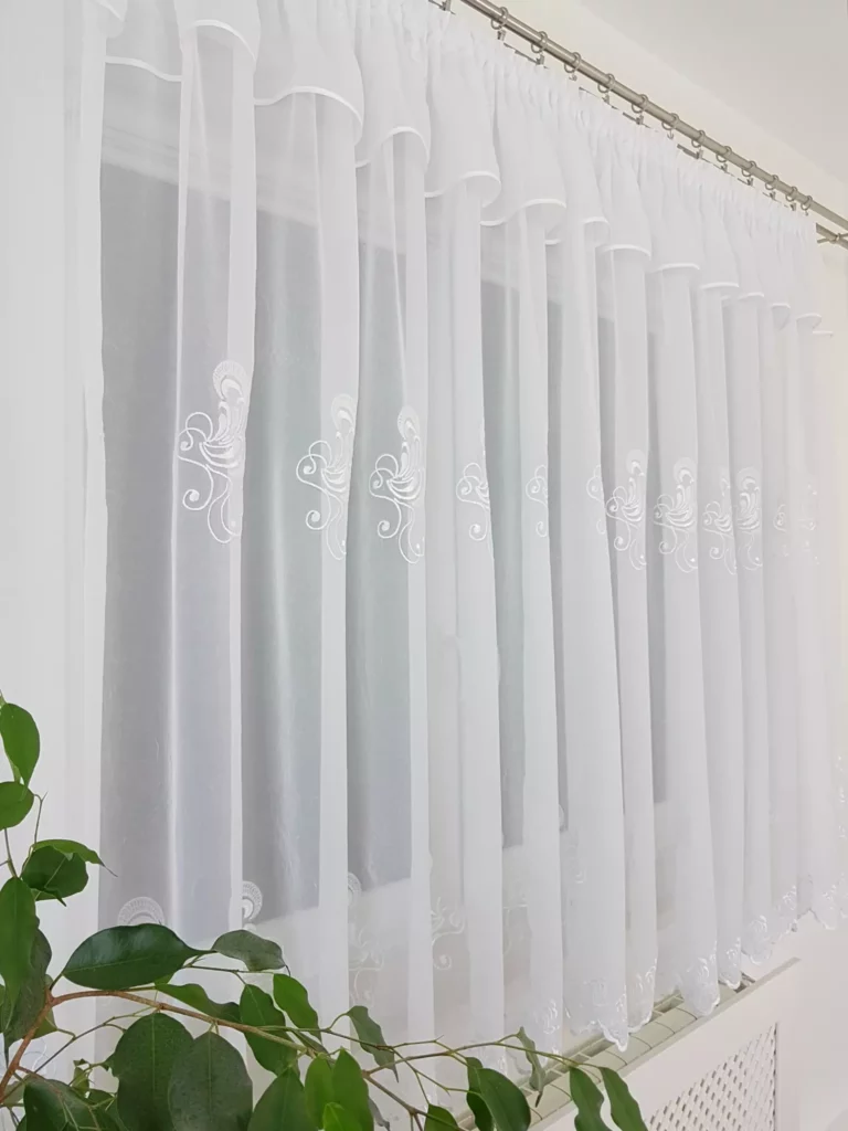 Prosta firana gotowa z haftem 400x150cm