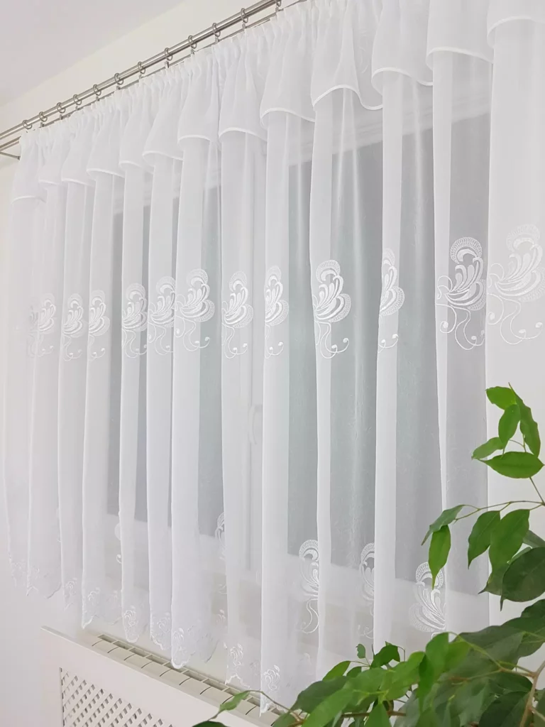 Prosta firana gotowa z haftem 400x150cm