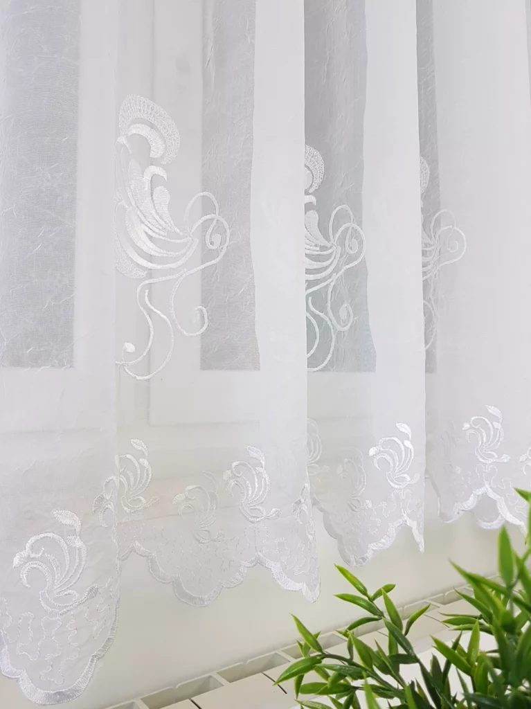Prosta firana gotowa z haftem 400x150cm