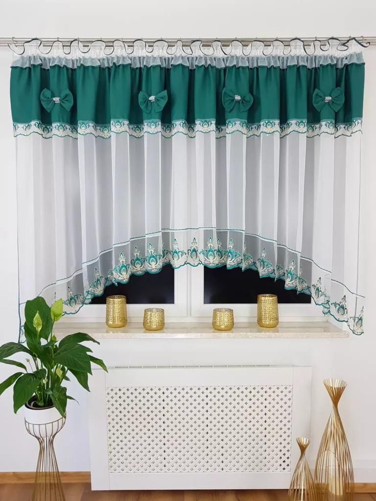 Firana gotowa 400x160 cm z zielonymi kokardkami i haftem