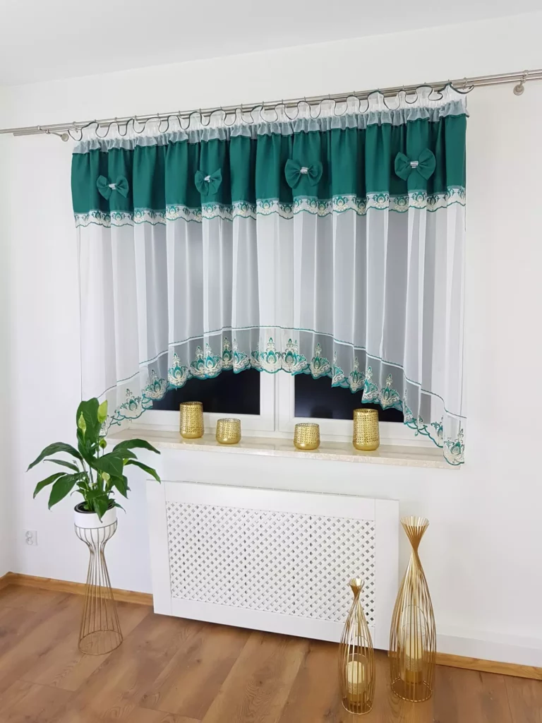 Firana gotowa 400x160 cm z zielonymi kokardkami i haftem