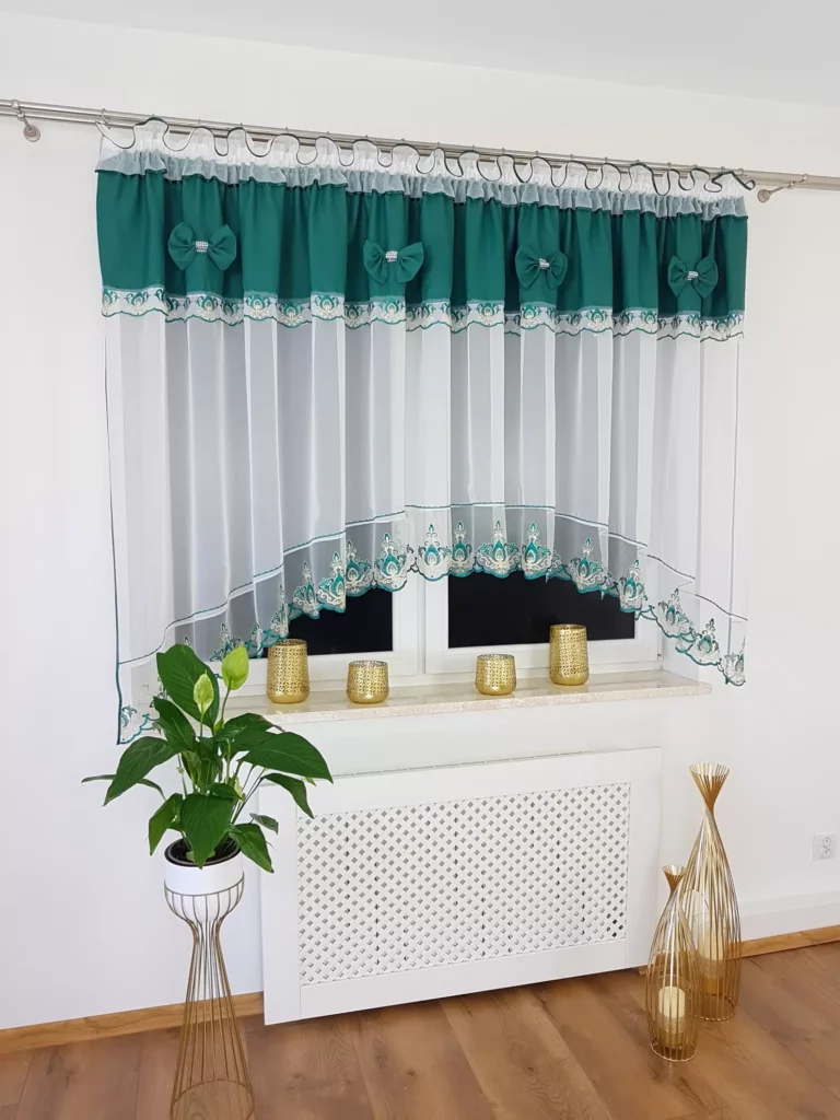Firana gotowa 400x160 cm z zielonymi kokardkami i haftem