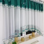 Firana gotowa 400x160 cm z zielonymi kokardkami i haftem