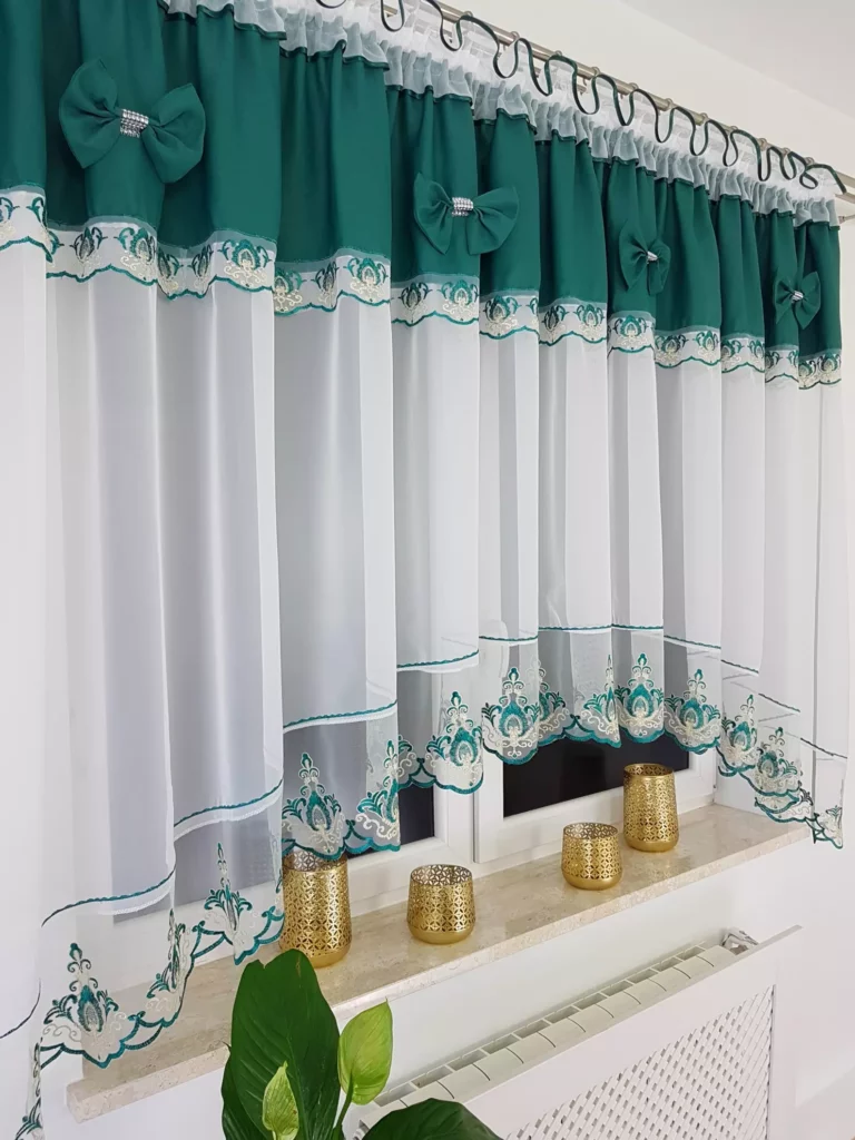 Firana gotowa 400x160 cm z zielonymi kokardkami i haftem