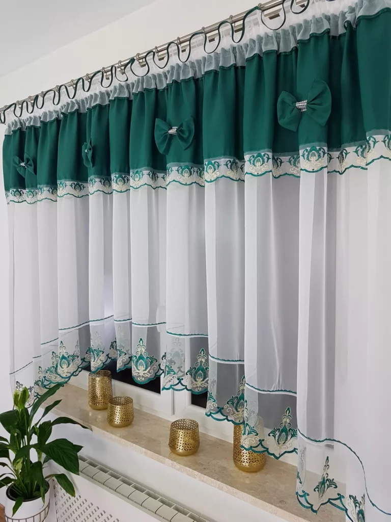 Firana gotowa 400x160 cm z zielonymi kokardkami i haftem