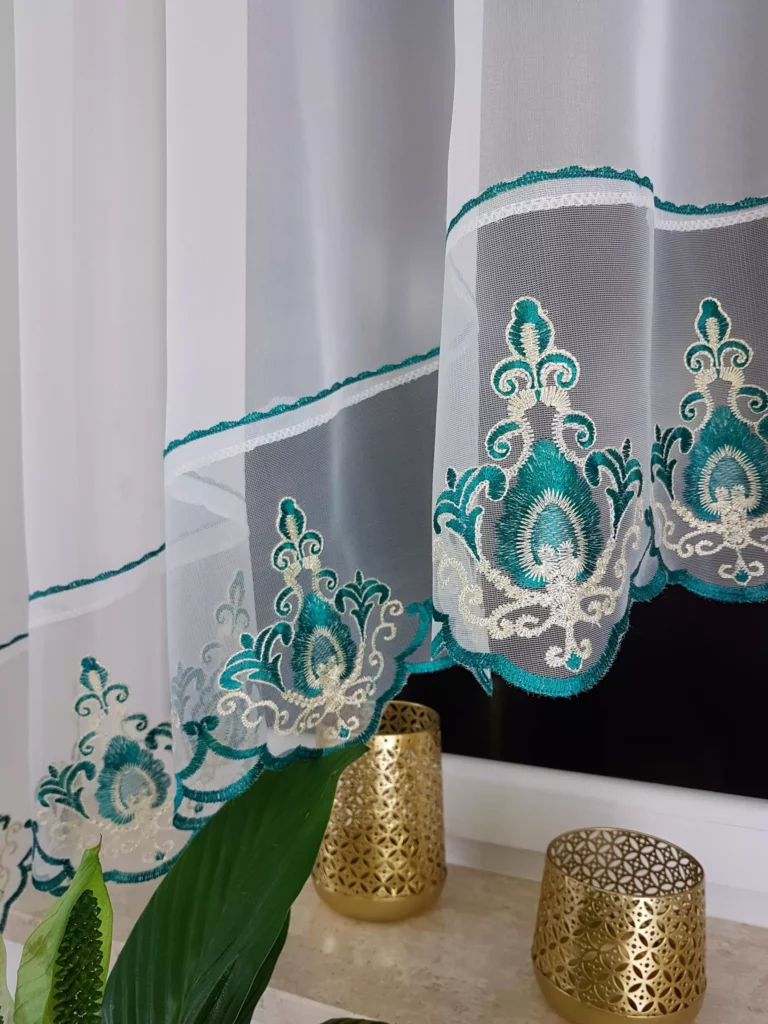 Firana gotowa 400x160 cm z zielonymi kokardkami i haftem