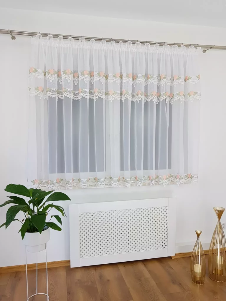 Firana gotowa z gipiurą w różyczki 400x150cm