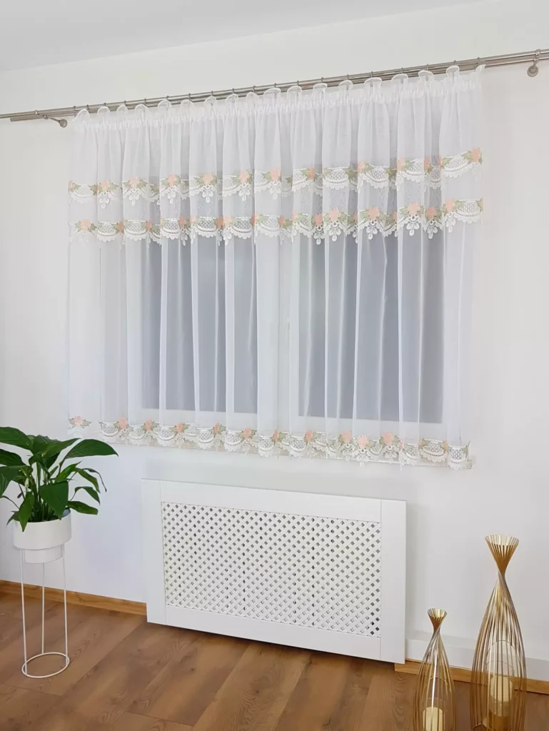 Firana gotowa z gipiurą w różyczki 400x150cm