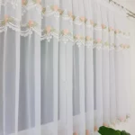 Firana gotowa z gipiurą w różyczki 400x150cm