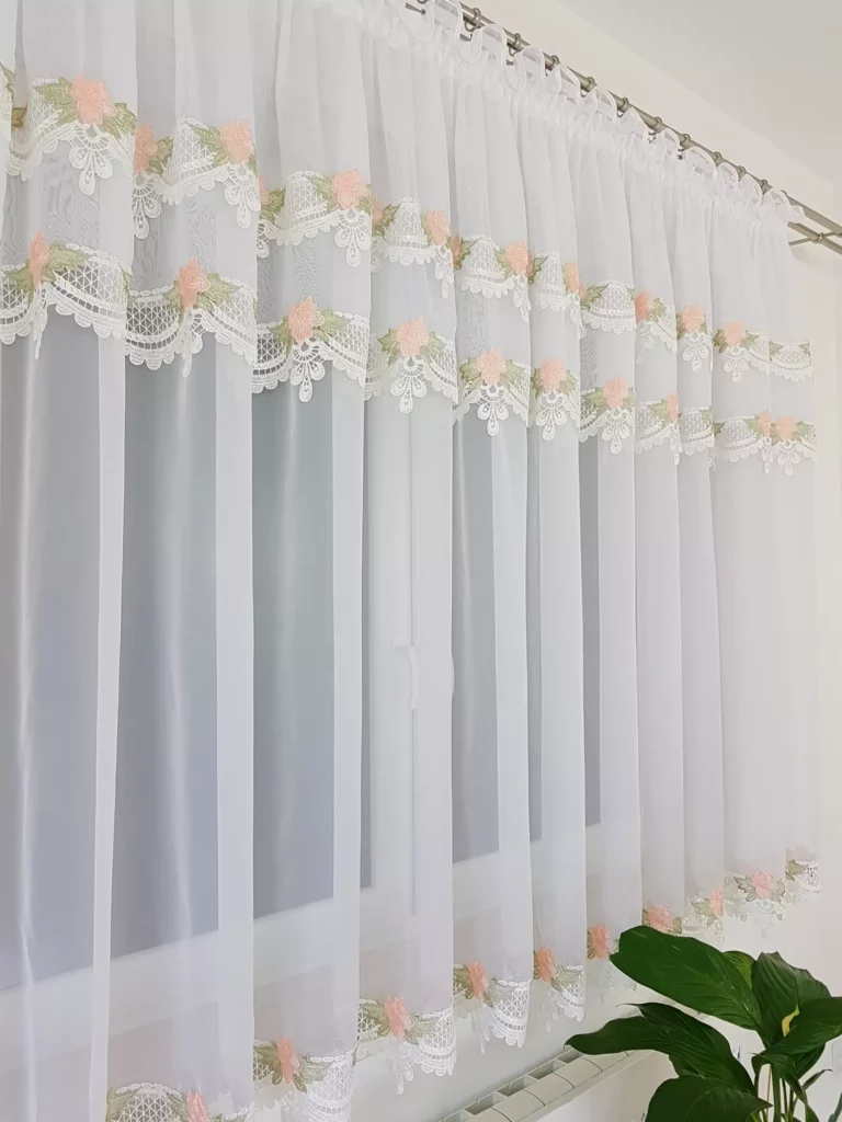 Firana gotowa z gipiurą w różyczki 400x150cm