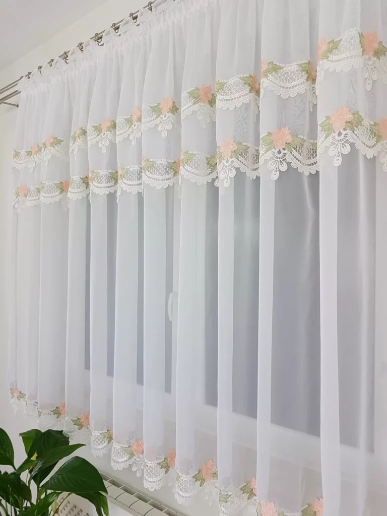 Firana gotowa z gipiurą w różyczki 400x150cm
