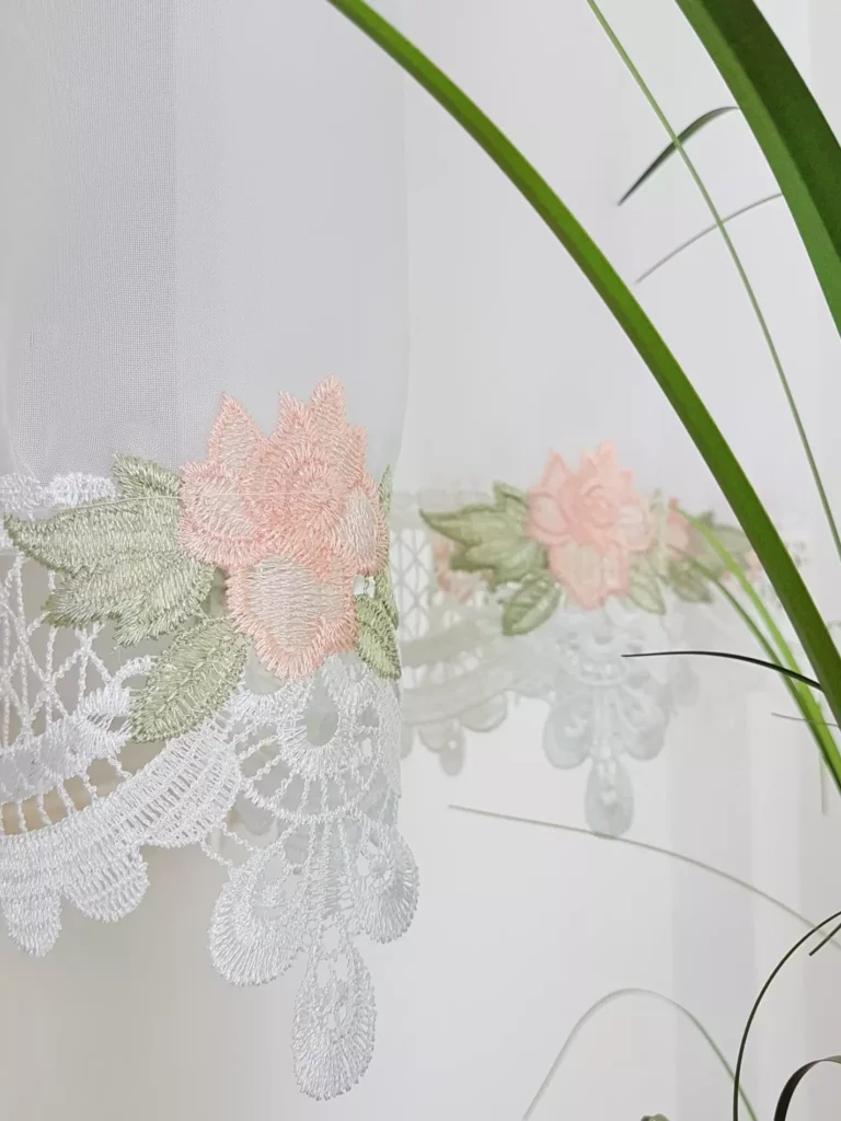 Firana gotowa z gipiurą w różyczki 400x150cm