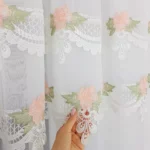Firana gotowa z gipiurą w różyczki 400x150cm