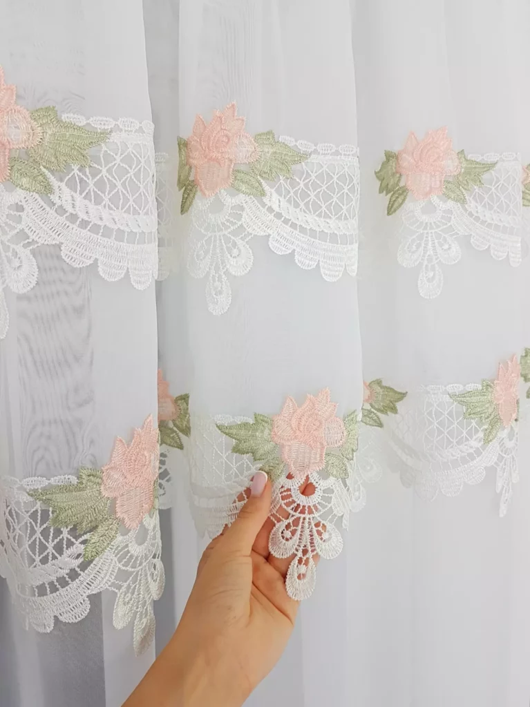 Firana gotowa z gipiurą w różyczki 400x150cm