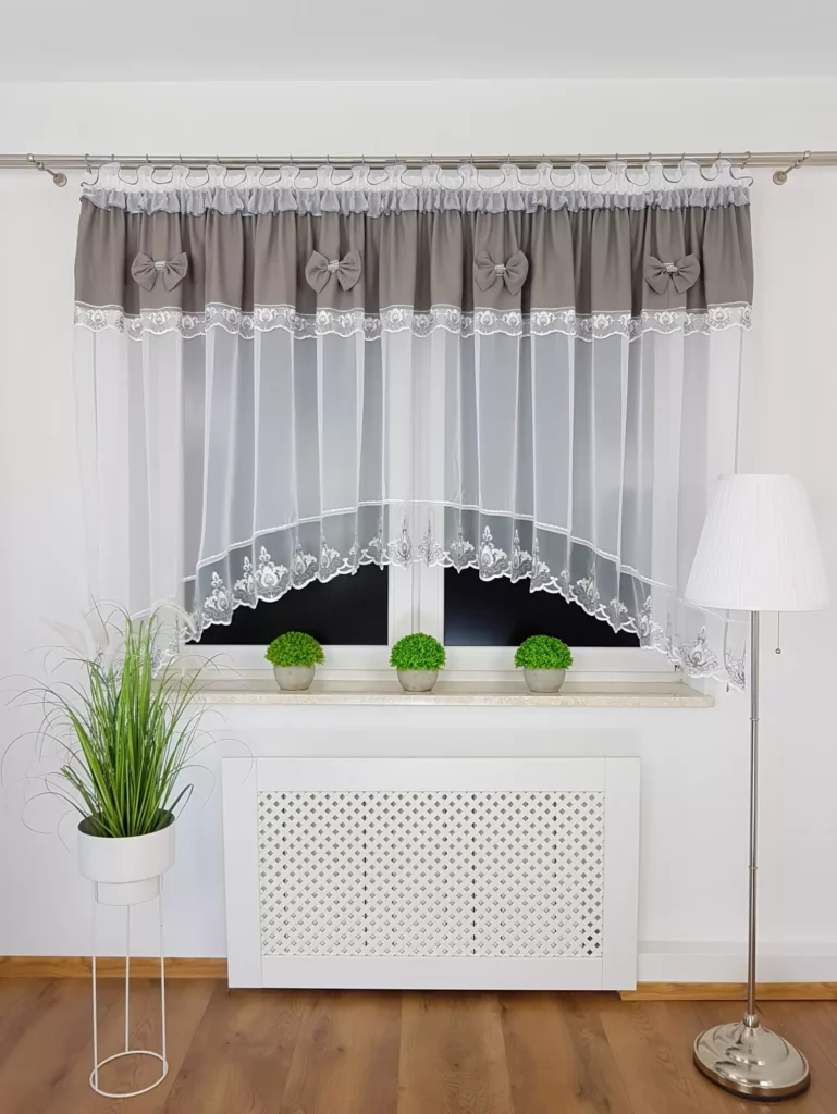 Firana gotowa 400x160 cm z szarymi kokardkami i haftem