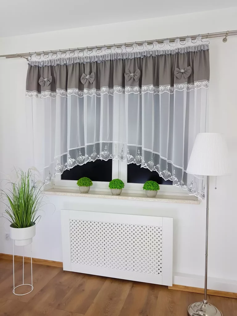Firana gotowa 400x160 cm z szarymi kokardkami i haftem