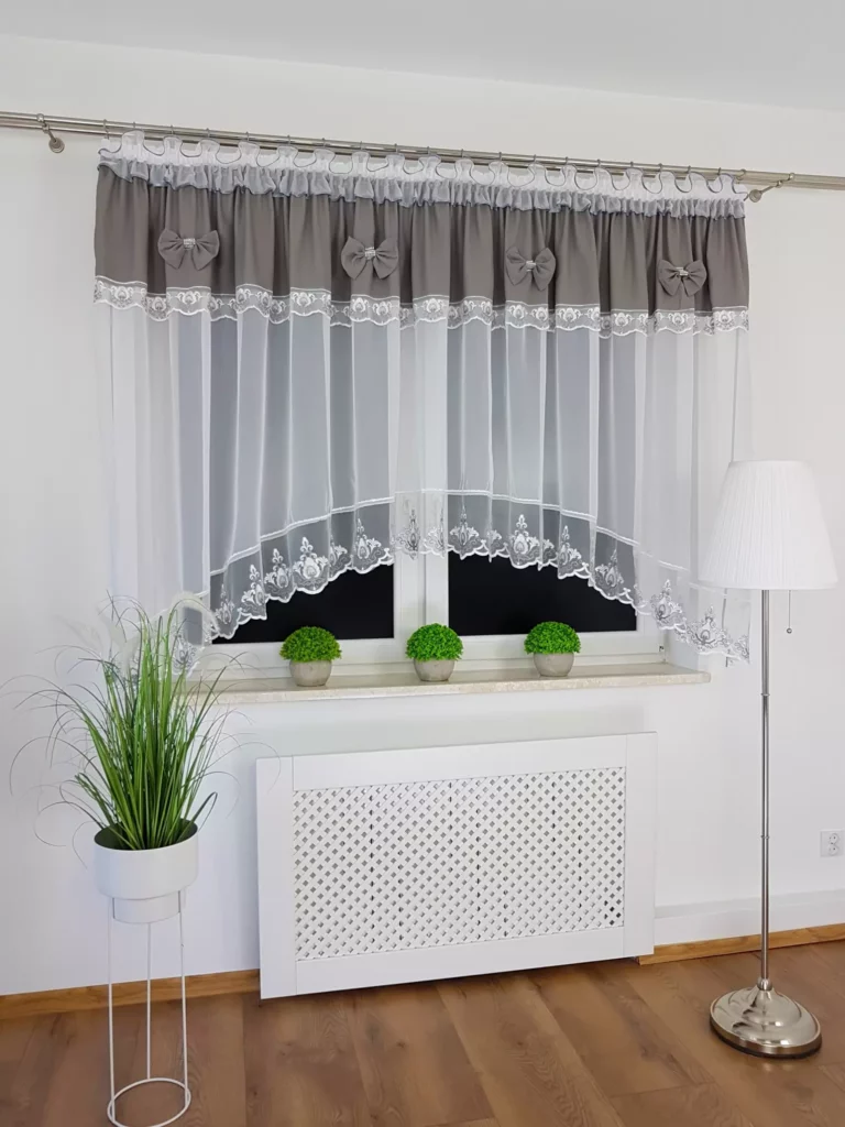 Firana gotowa 400x160 cm z szarymi kokardkami i haftem