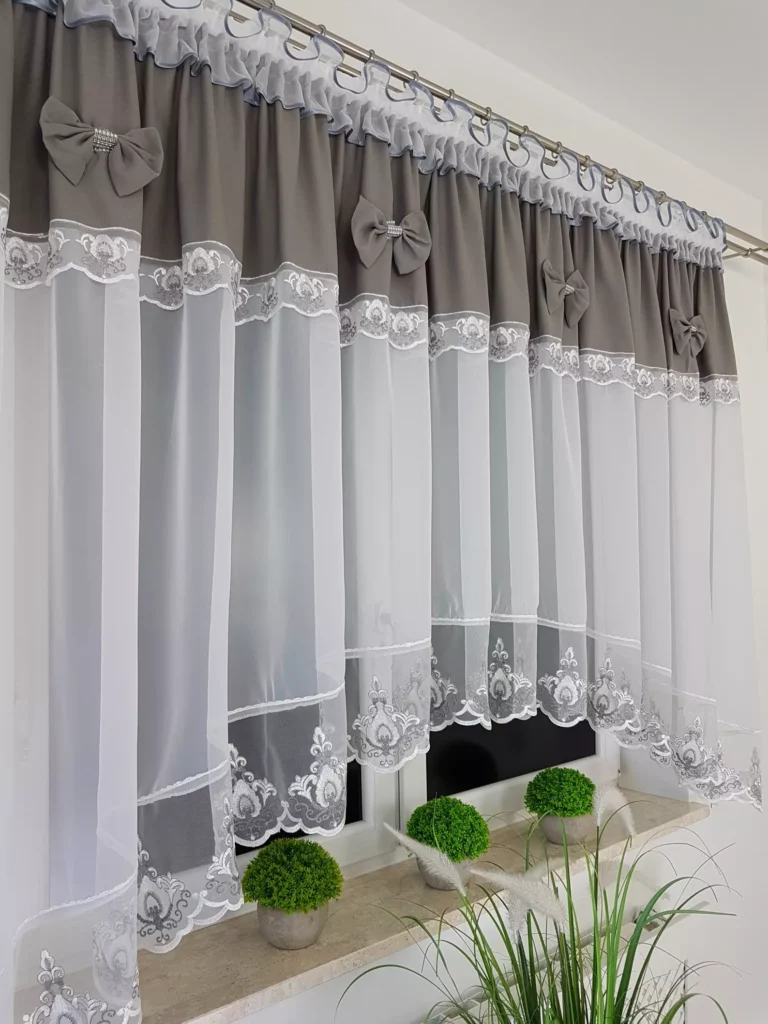 Firana gotowa 400x160 cm z szarymi kokardkami i haftem