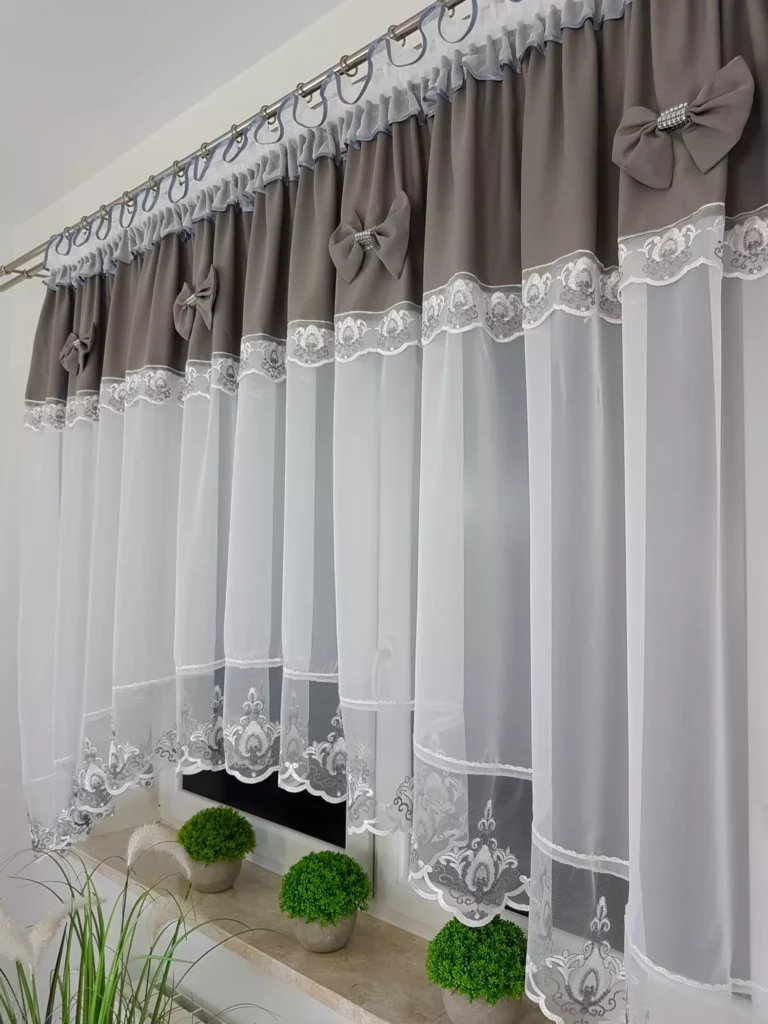 Firana gotowa 400x160 cm z szarymi kokardkami i haftem