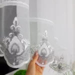 Firana gotowa 400x160 cm z szarymi kokardkami i haftem