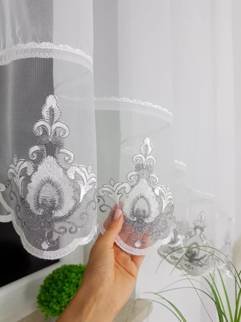 Firana gotowa 400x160 cm z szarymi kokardkami i haftem