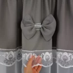 Firana gotowa 400x160 cm z szarymi kokardkami i haftem