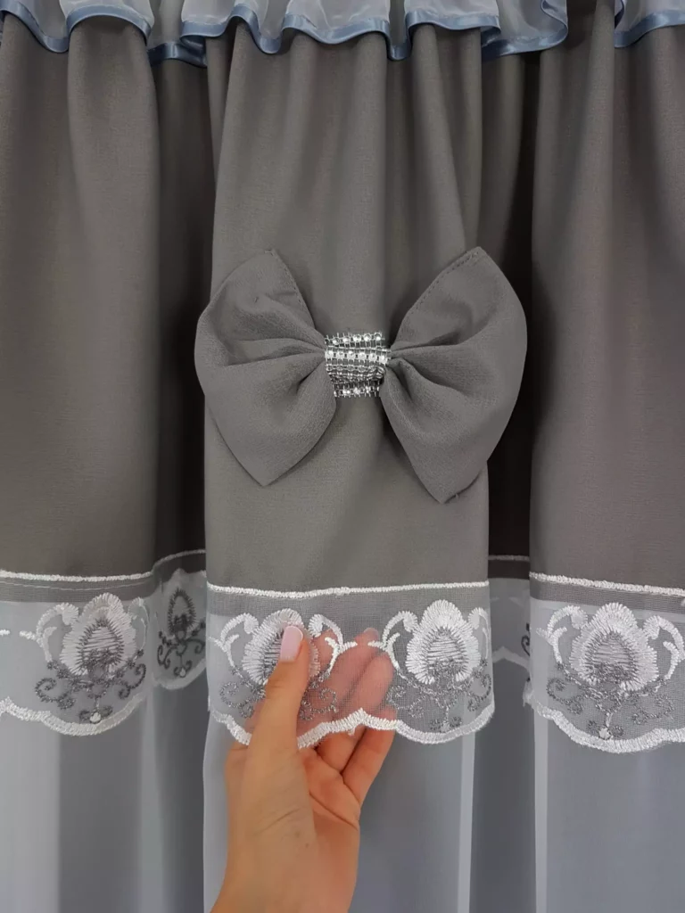 Firana gotowa 400x160 cm z szarymi kokardkami i haftem