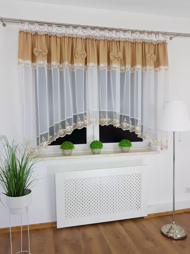 Firana gotowa 400x160 cm z brązowymi kokardkami i haftem