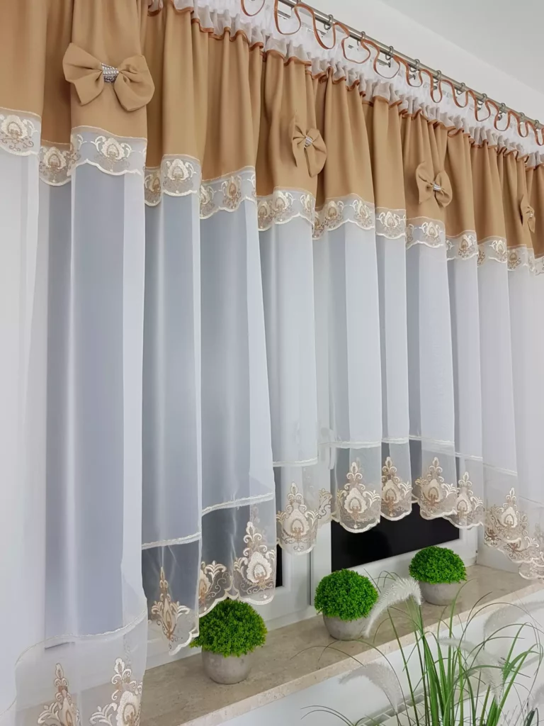 Firana gotowa 400x160 cm z brązowymi kokardkami i haftem