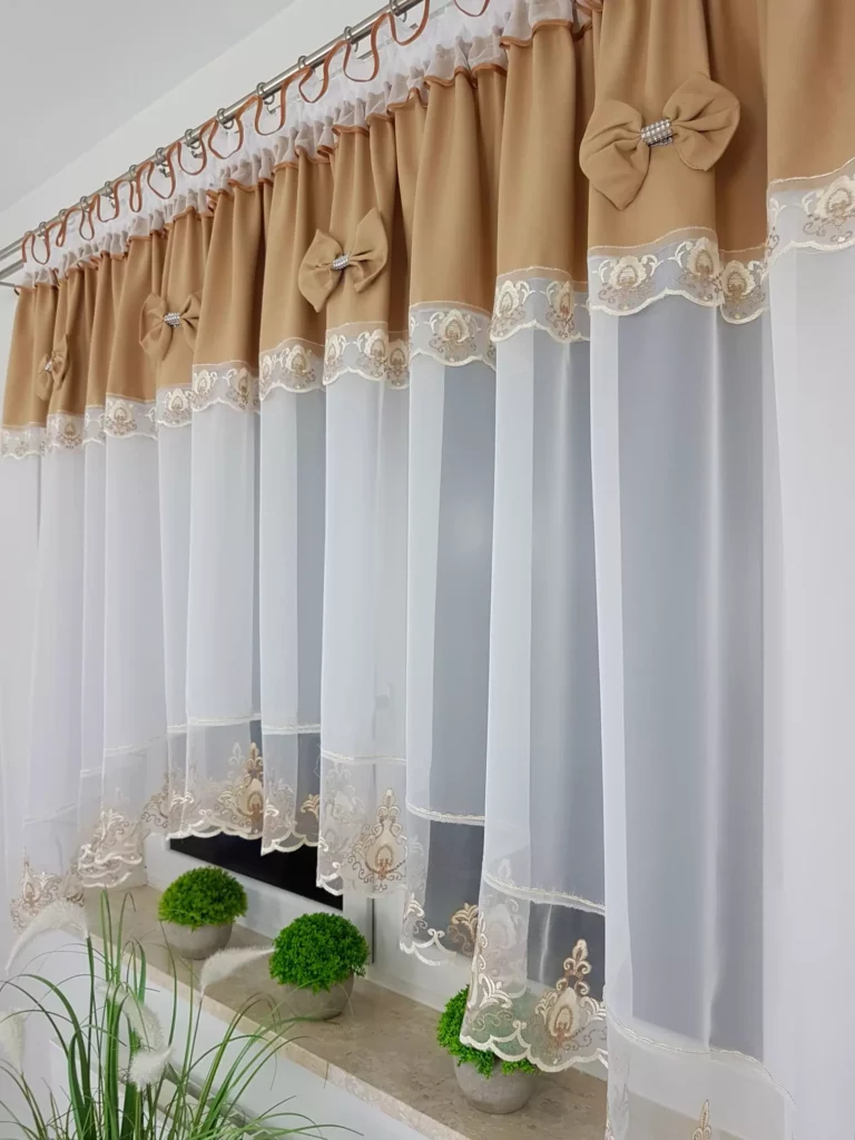 Firana gotowa 400x160 cm z brązowymi kokardkami i haftem